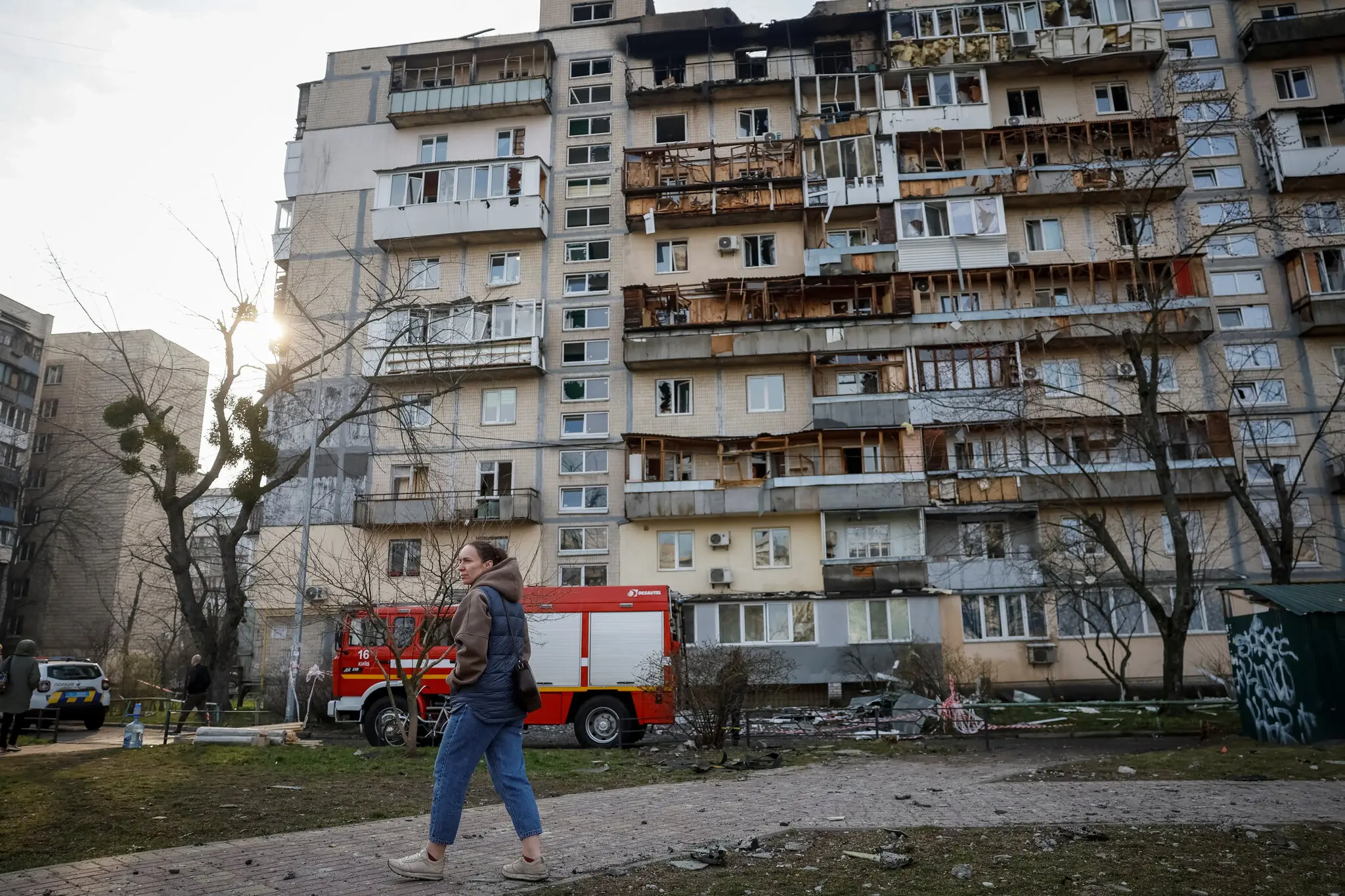 Пошкоджений житловий будинок після атаки безпілотника в Києві в неділю